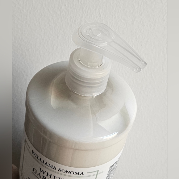 Williams Sonoma White Gardenia Hand Lotion - 16oz - Picture 4 of 5
